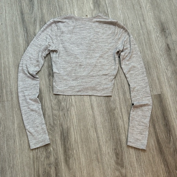 Aritzia Wilfred Free Deep V-Neck Long Sleeve Heathered Grey Crop Top - Picture 4 of 8
